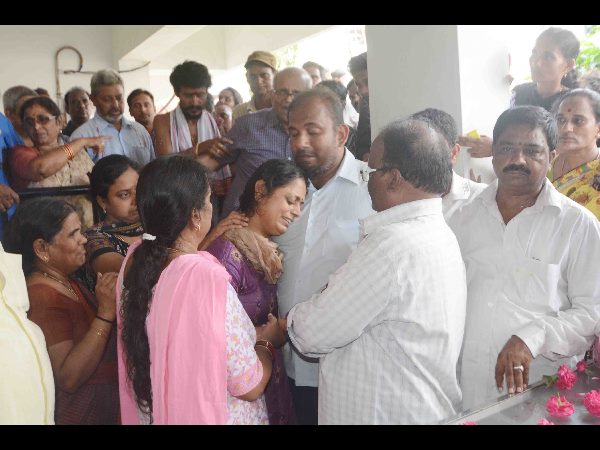 కన్నీరు మున్నీరు..