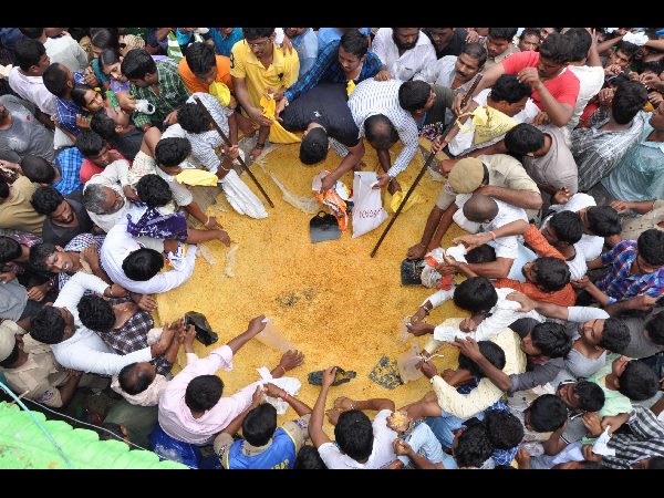 ఖైరతాబాద్ లడ్డూ కోసం ఎగబడిన జనం