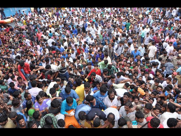 ఖైరతాబాద్ లడ్డూ కోసం ఎగబడిన జనం