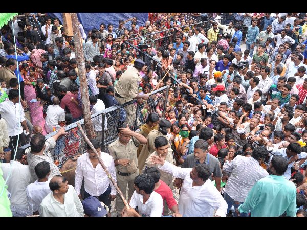 ఖైరతాబాద్ లడ్డూ కోసం ఎగబడిన జనం