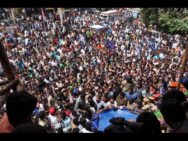 ఖైరతాబాద్ లడ్డూ కోసం ఎగబడిన జనం