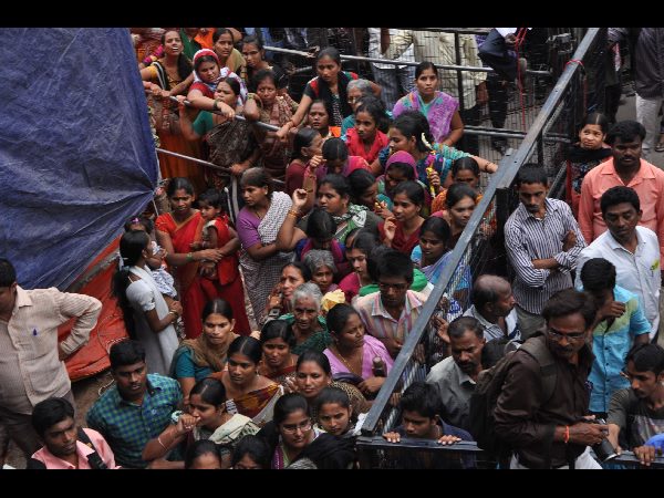 ఖైరతాబాద్ లడ్డూ కోసం ఎగబడిన జనం