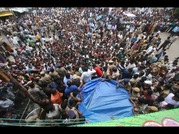 ఖైరతాబాద్ లడ్డూ కోసం ఎగబడిన జనం