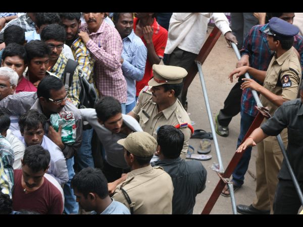 ఖైరతాబాద్ లడ్డూ కోసం ఎగబడిన జనం