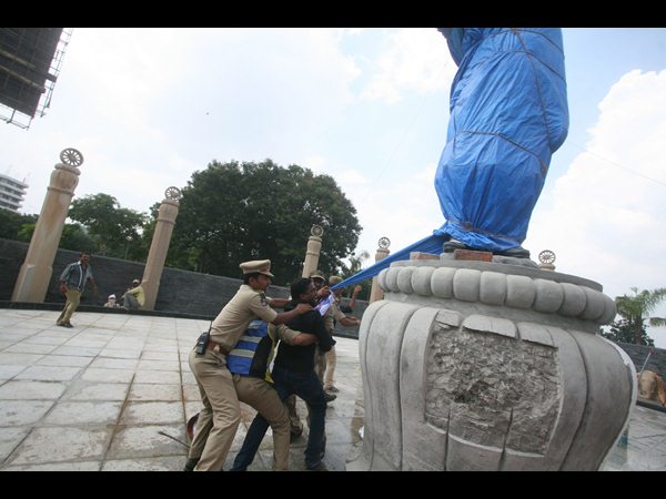 కాకా విగ్రహం ధ్వంసానికి యత్నం: పలువురి అరెస్ట్