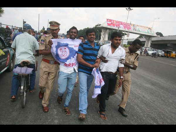  కాకా విగ్రహం ధ్వంసానికి యత్నం: పలువురి అరెస్ట్