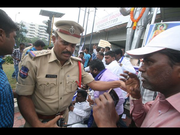 కాకా విగ్రహం ధ్వంసానికి యత్నం: పలువురి అరెస్ట్