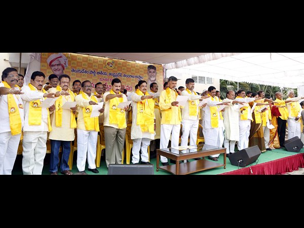 ప్రమాణం చేయిస్తున్న చంద్రబాబు