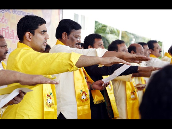 ప్రమాణం చేస్తూ నారా లోకేష్, తదితరులు