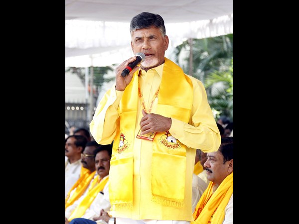 మాట్లాడుతున్న చంద్రబాబు