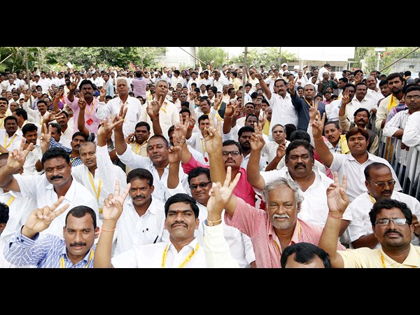 ప్రమాణ స్వీకారం సందర్భంగా తెలుగు తమ్ముళ్ల కోలాహలం