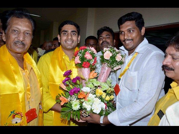 లోకేష్‌కు పుష్ప గుచ్ఛం