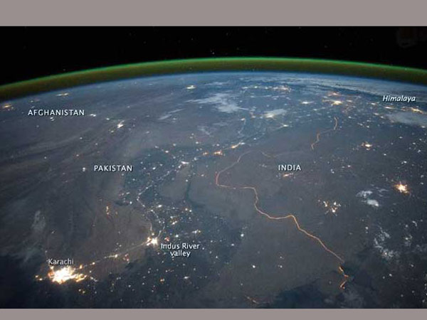 This is What the Indo-Pak Border Looks Like at Night From Space