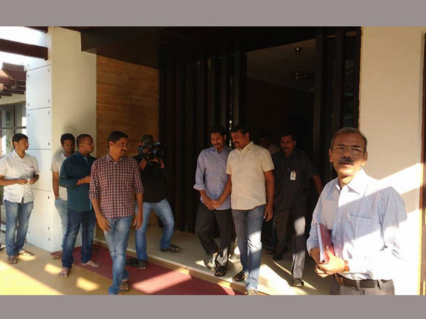 YS Jagan goes to Guntur on Roadway
