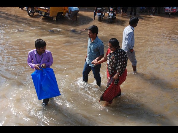 నడిరోడ్డుపై ఉప్పొంగిన కృష్ణా