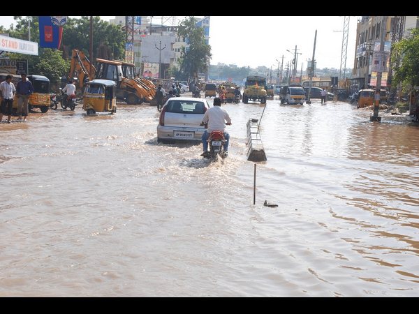 నడిరోడ్డుపై ఉప్పొంగిన కృష్ణా