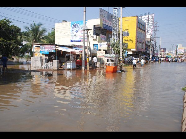 నడిరోడ్డుపై ఉప్పొంగిన కృష్ణా