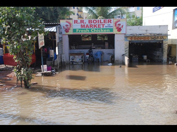 నడిరోడ్డుపై ఉప్పొంగిన కృష్ణా