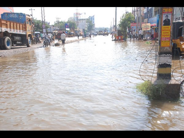 నడిరోడ్డుపై ఉప్పొంగిన కృష్ణా