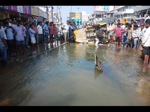 నడిరోడ్డుపై ఉప్పొంగిన కృష్ణా