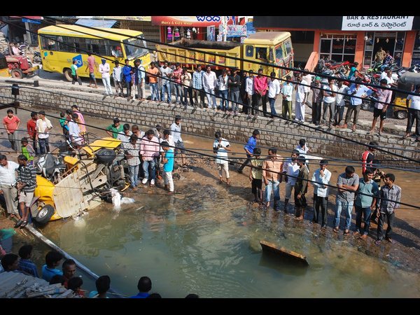 నడిరోడ్డుపై ఉప్పొంగిన కృష్ణా