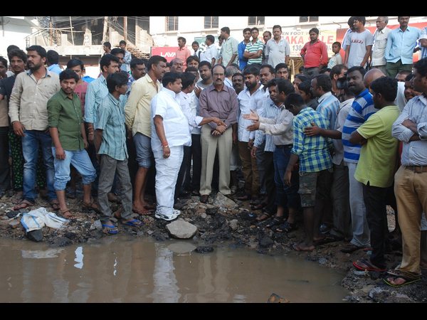 నడిరోడ్డుపై ఉప్పొంగిన కృష్ణా