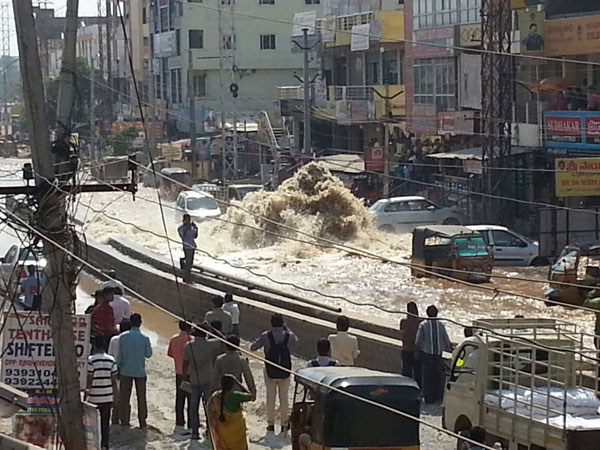 నడిరోడ్డుపై ఉప్పొంగిన కృష్ణా