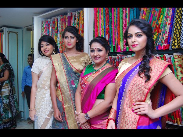 చీరలోనే సింగారం