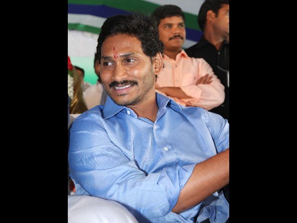 జగన్ నవ్వులు