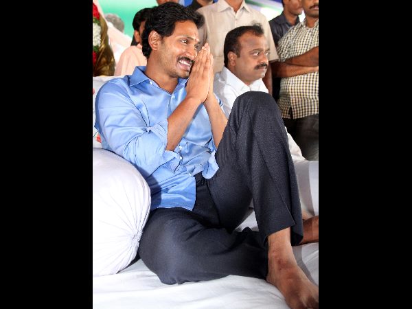 జగన్ అభివాదం