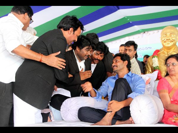 న్యాయవాదుల మద్దతు