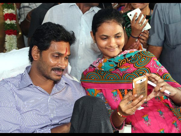 YS Vijayamma at YS Jagan's indefinite deeksha