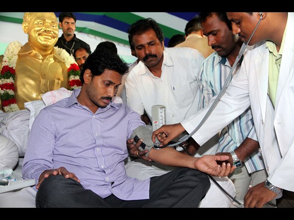 YS Bharathi meets YS Jagan