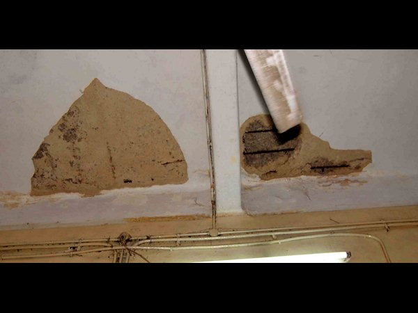 పాత భవనం క్షేమం కాదు..