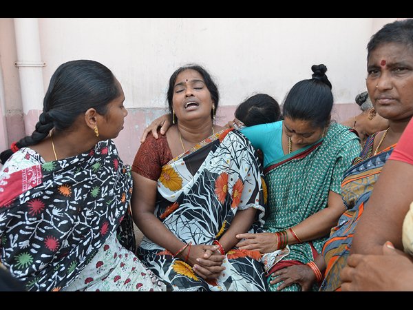 శోకసంద్రమైన విశాఖ కేజీహెచ్ మార్చురీ