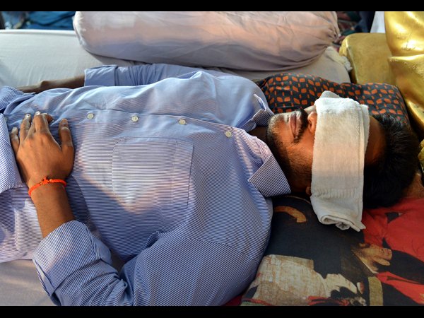 డీహైడ్రేషన్‌తో నీరసించిన జగన్