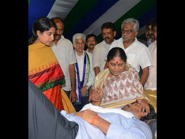 నల్లపాడుకు చేరుకున్న కుటుంబ సభ్యులు