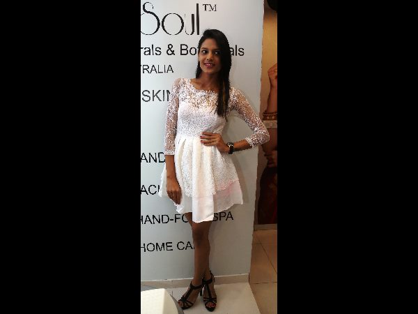 అందాలు ఆరబోసిన మోడల్స్