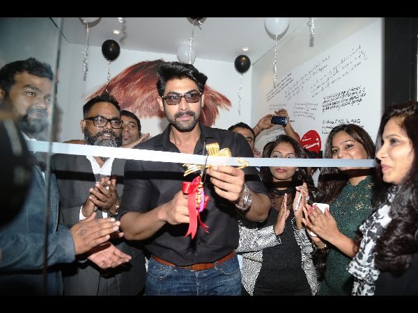 అందాలు ఆరబోసిన మోడల్స్