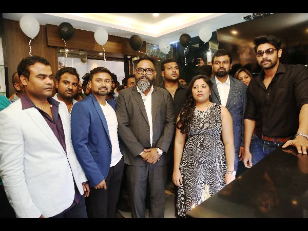 అందాలు ఆరబోసిన మోడల్స్