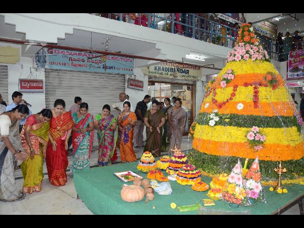 బతుకమ్మ సంబరాలు బతుకమ్మ సంబరాలు