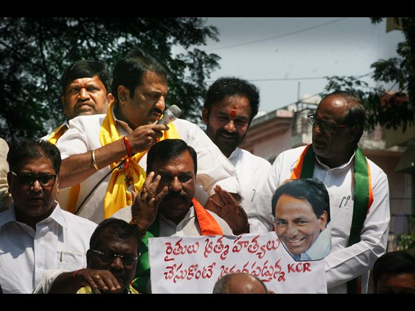 రుణమాఫీ కోసం రోడ్డుపైకి టీడీపీ, బీజేపీ రుణమాఫీ కోసం రోడ్డుపైకి టీడీపీ, బీజేపీ