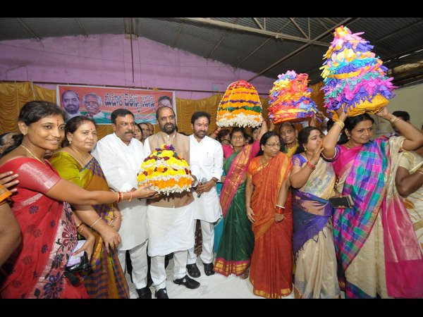 ఘనంగా బతుకమ్మ: విశేష స్పందన