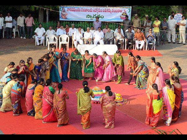 ఘనంగా బతుకమ్మ: విశేష స్పందన