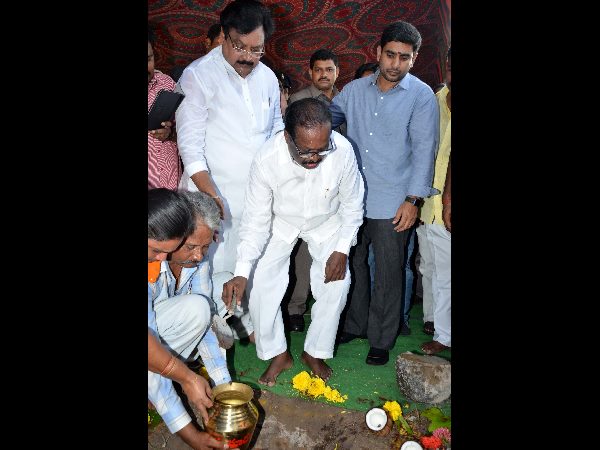 పార్టీ నాయకులూ ఆయన వెంటే...