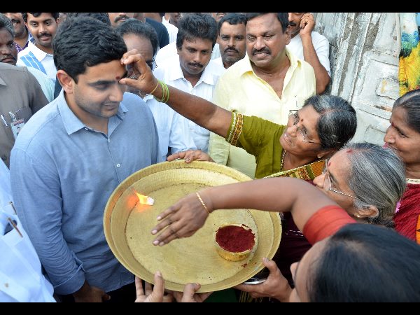 హారతులూ పట్టారు...