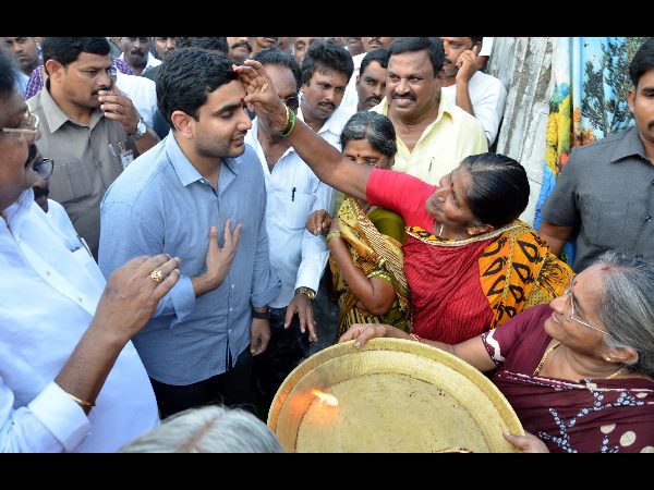 ఇలా బొట్టు పెట్టించుకున్నారు...