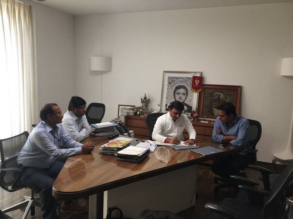 అఖిలేష్‌తో కెటిఆర్
