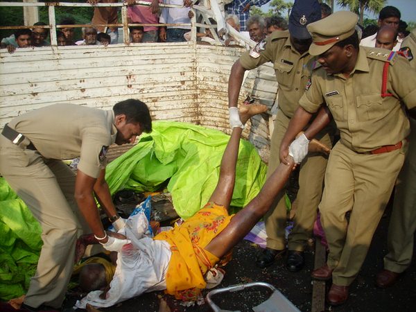 పెళ్లి బృందంలో 15 మంది దుర్మరణం