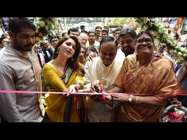  'మానేపల్లి' జువెలర్స్‌లో తమన్నా సందడి